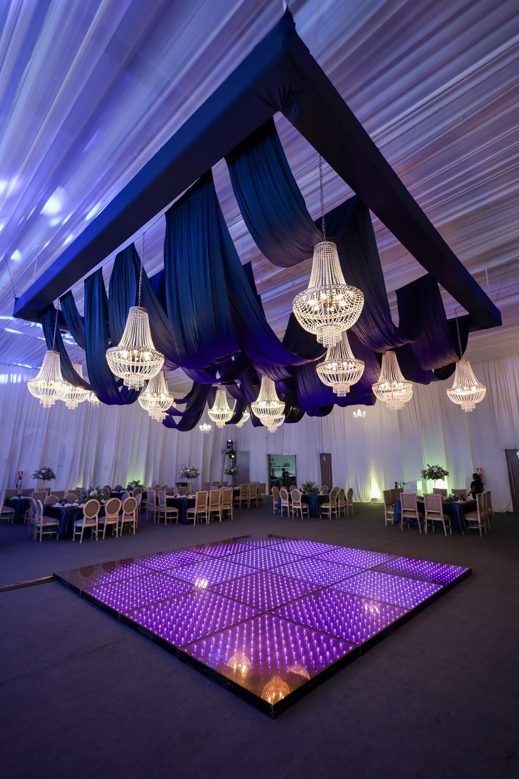 Candelabros de cristal con telas azules sobre la pista corporativa