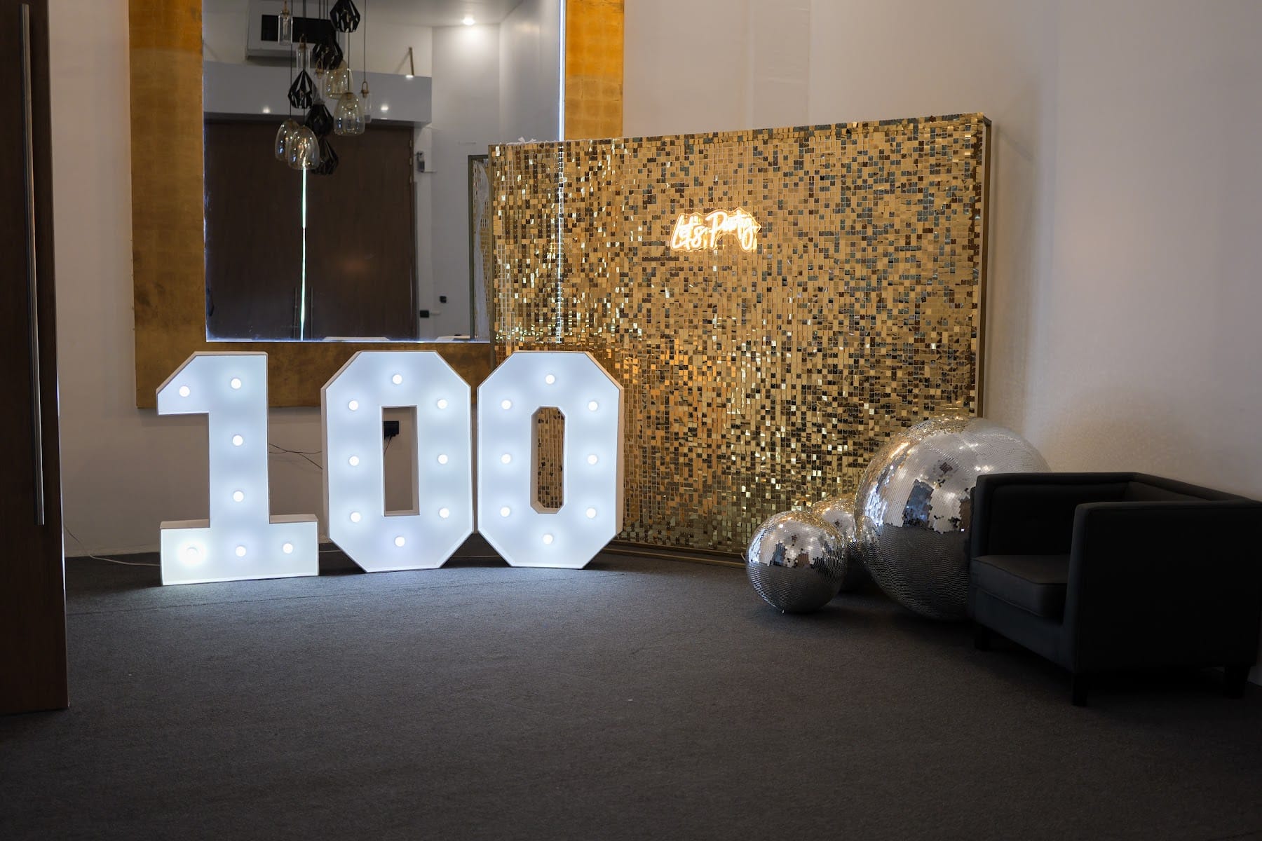 Letras luminosas de 100 años para celebración corporativa