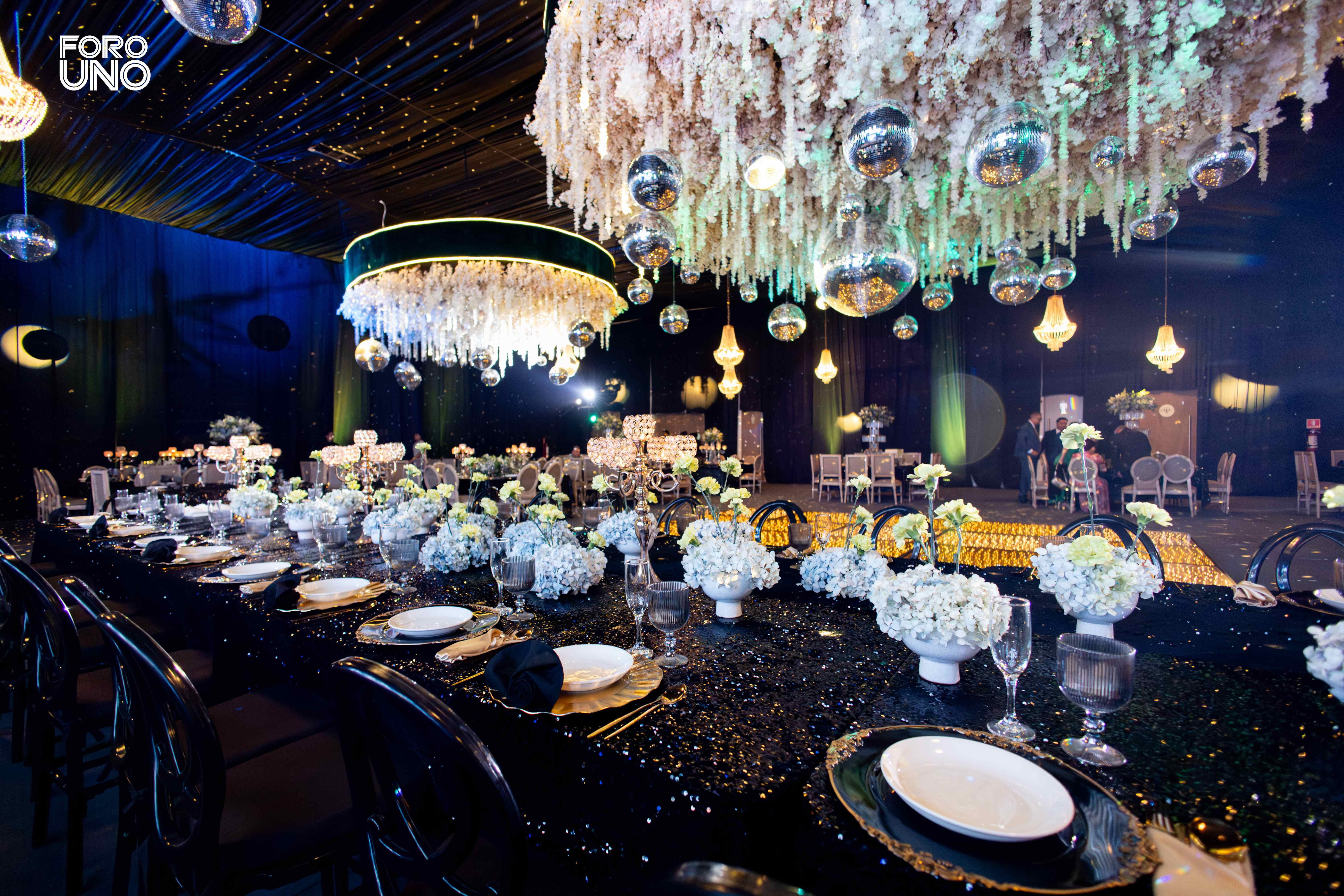 Mesa imperial con hortensias blancas bajo un techo floral con esferas de espejo