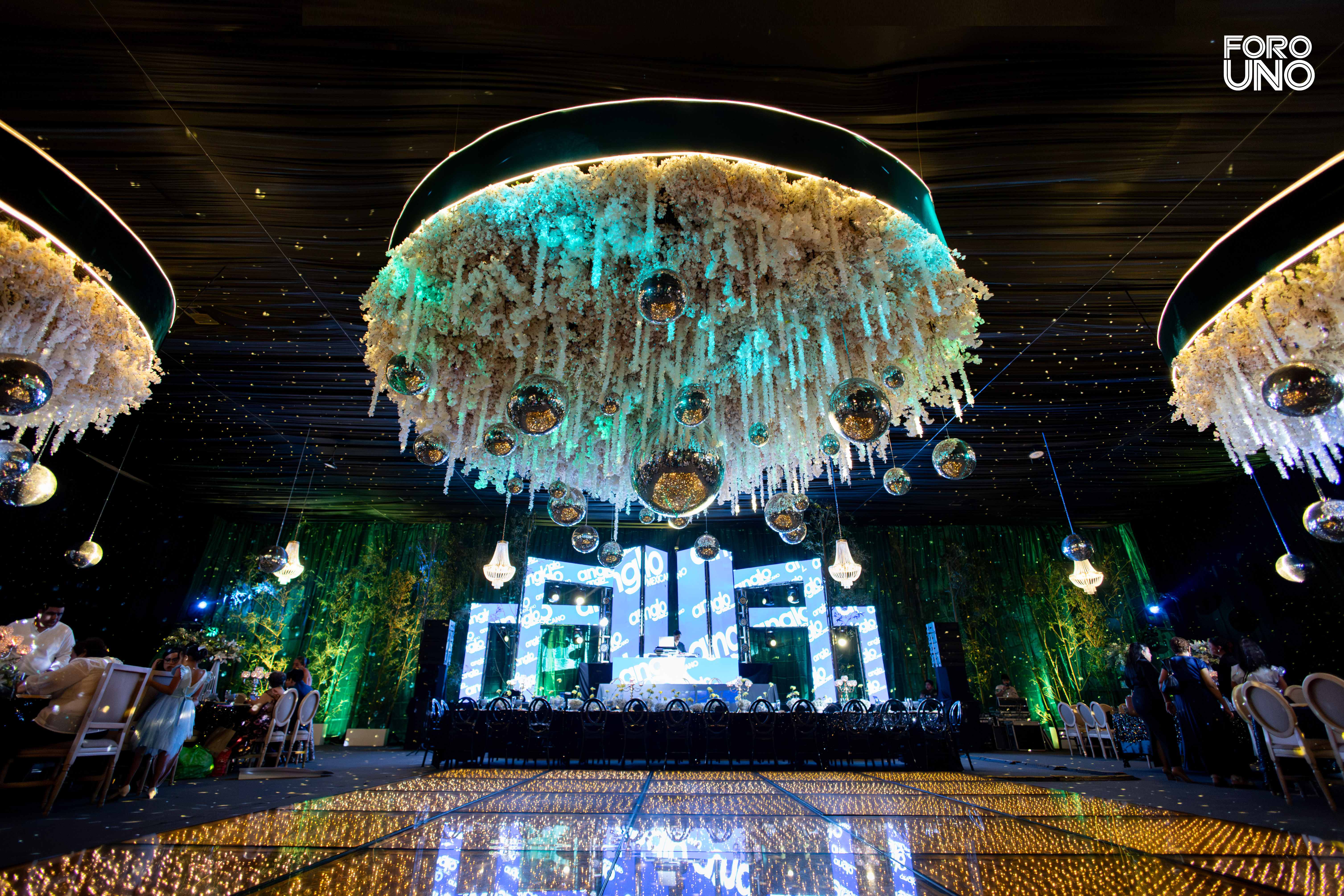 Candelabro floral monumental con esferas de espejo sobre la pista de baile dorada