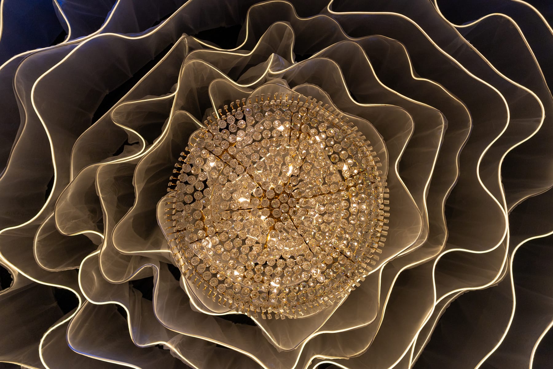 Detalle de la escultura en forma de flor marina con candil de cristal al centro